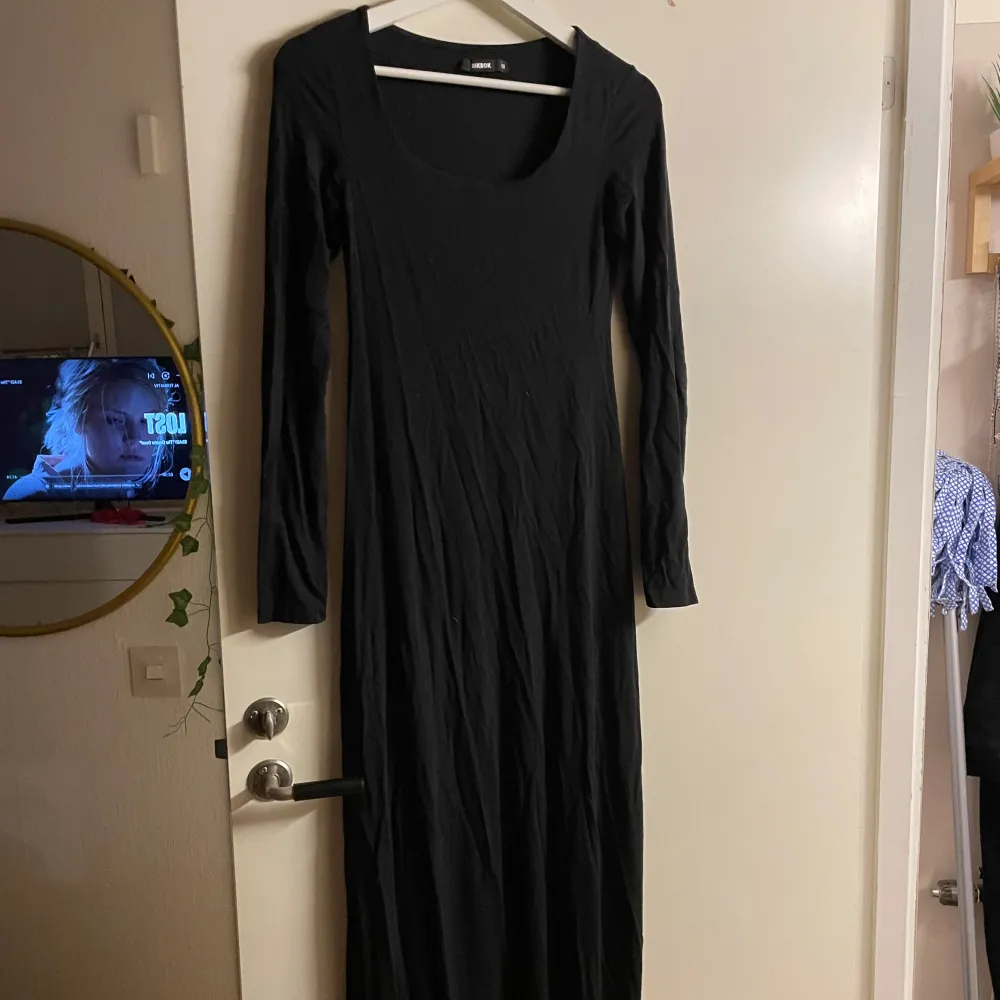 svart långklänning från Bikbok i strl xs, väldigt skön och bra material. använd 2 gånger, som ny. Mekot.