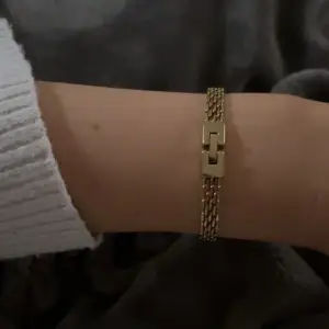 Armband från edblad, säljer då det kändes lite stort på mig. Helt oandvändt. Säljs i orginalförpackning🤍(Nypris 499)