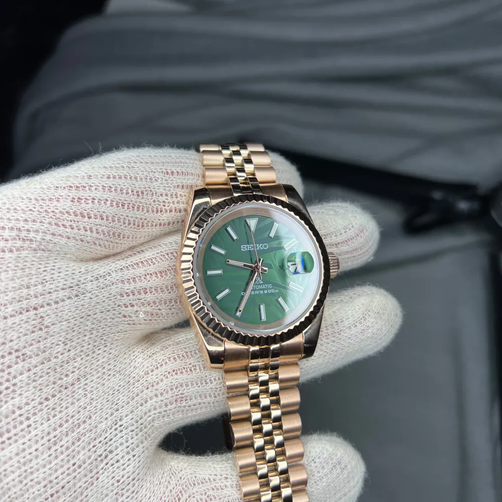 Tja! Säljer en Seiko Datejust Roseguld mod med en häftig palm urtavla. Använd enstaka gång men är i nyskick. Om klockan: NH35 automatisk rörelse, 904L rostfritt stål, öppen baksida, jubilee länk, safir glas. Verktyg till länkar ingår!. Accessoarer.