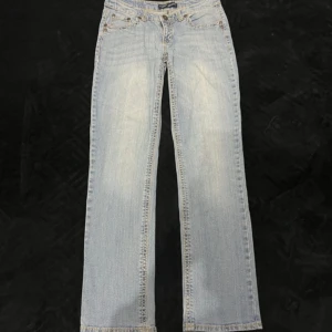 Ljusblå jeansbyxor - Säljer ett par ljusblå jeansbyxor i bra skick säljer då de ä lite för korta för mig står inte riktigt häller nån storlek men s-m skulle ja säga alla måtten finns i bilderna.  Perfekta för vardagsbruk och kan matchas med nästan vad som helst. !