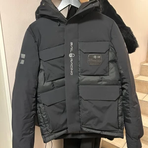 Sail racing jacka - Säljer nu min sailracing jacka i storlek M då den inte kommer till användning köpte den för 8000kr på zalando för ungefär 1-2 månader sen mitt pris är på 3500 går att diskutera pris vid snabb affär 