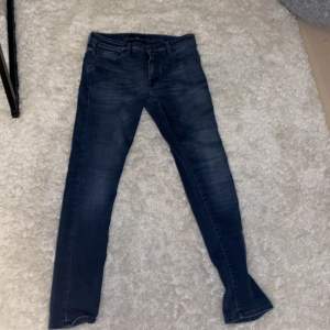 Säljer ett par snygga blå jeans från Jacob Cohën i storlek W32. De har en klassisk design, slim fit och är i mycket bra skick. Säljer då jeansen tyvärr var för små för mig. Har provats på 2 gånger men har aldrig använt.