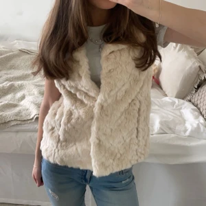 Beige pälsväst - Mysig beige pälsväst i mycket bra skick. Perfekt för höst och vinter🤍Ett måste för vintergarderoben!