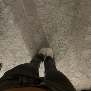 Grå/svarta Lågmidjade Bootcut Jeans - Säljer ett par snygga grå/svarta jeans från Ginatricot som är lågmidjade och utsvängda. De är i bra skick och säljs då de inte kommer till användning längre .  🖤