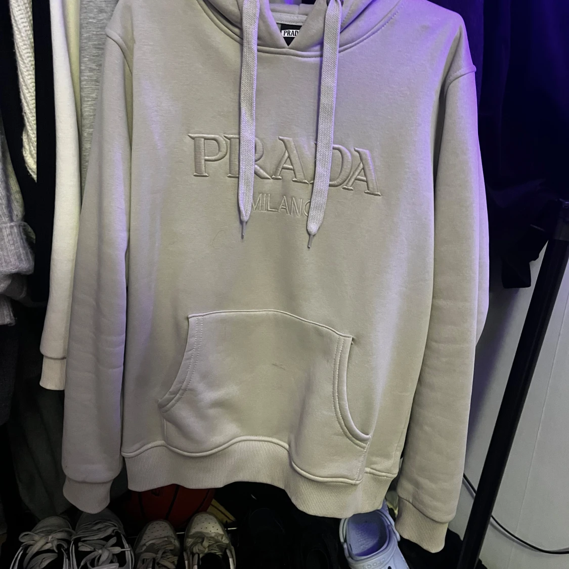 Beige hoodie från Prada inte äkta!