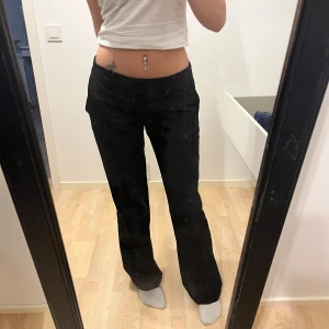 Kostymbyxor från BikBok - Säljer ett par svarta kostymbyxor från BikBok i storlek 38. Säljer då dom är för stora för mig. Som nya i skicket! 💓