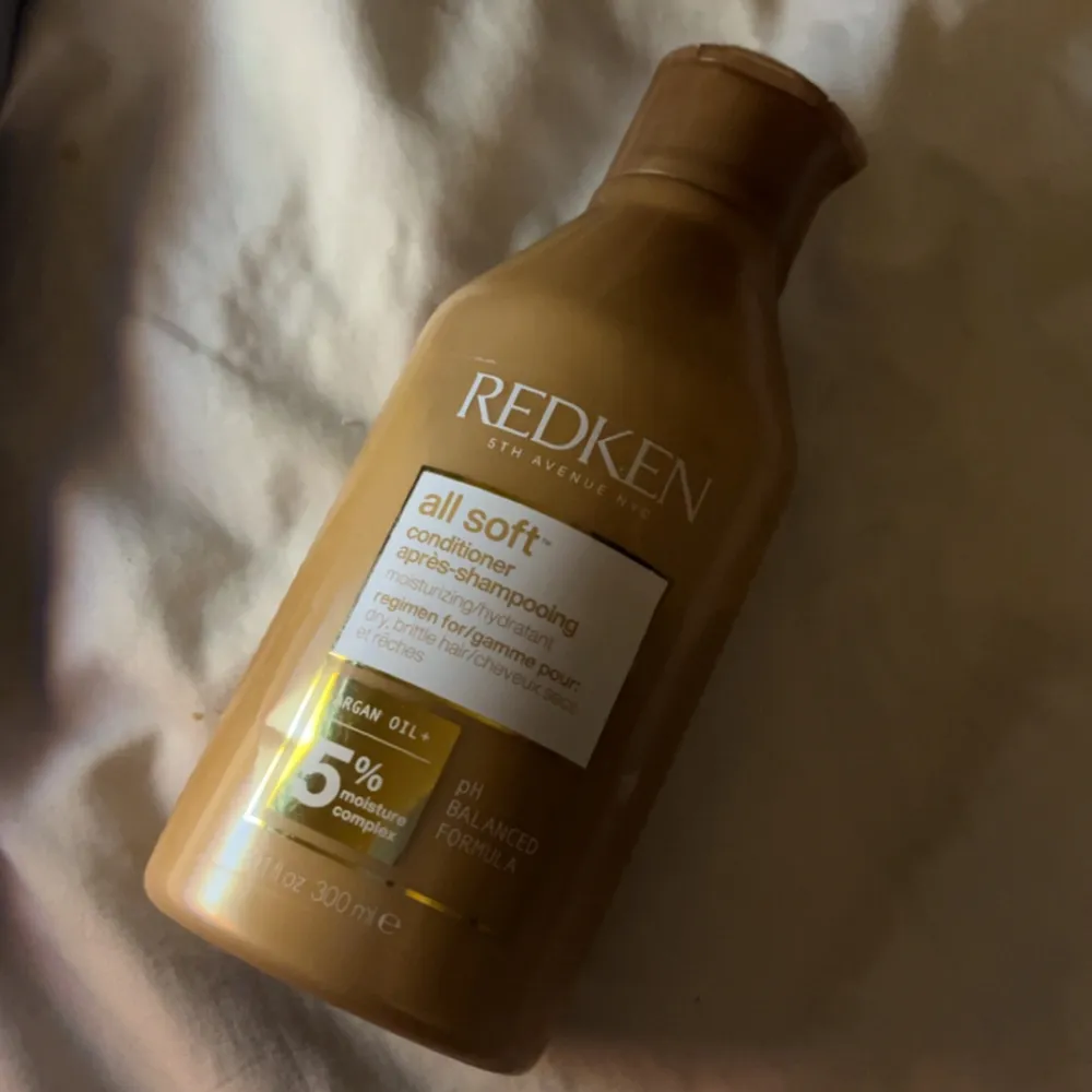 säljer en redken balsam som har använts lite, men har mer än 70% av produkten kvar. sjukt bra produkt, säljer eftersom jag behöver pengar haha, priset kan diskuteras. Övrigt.