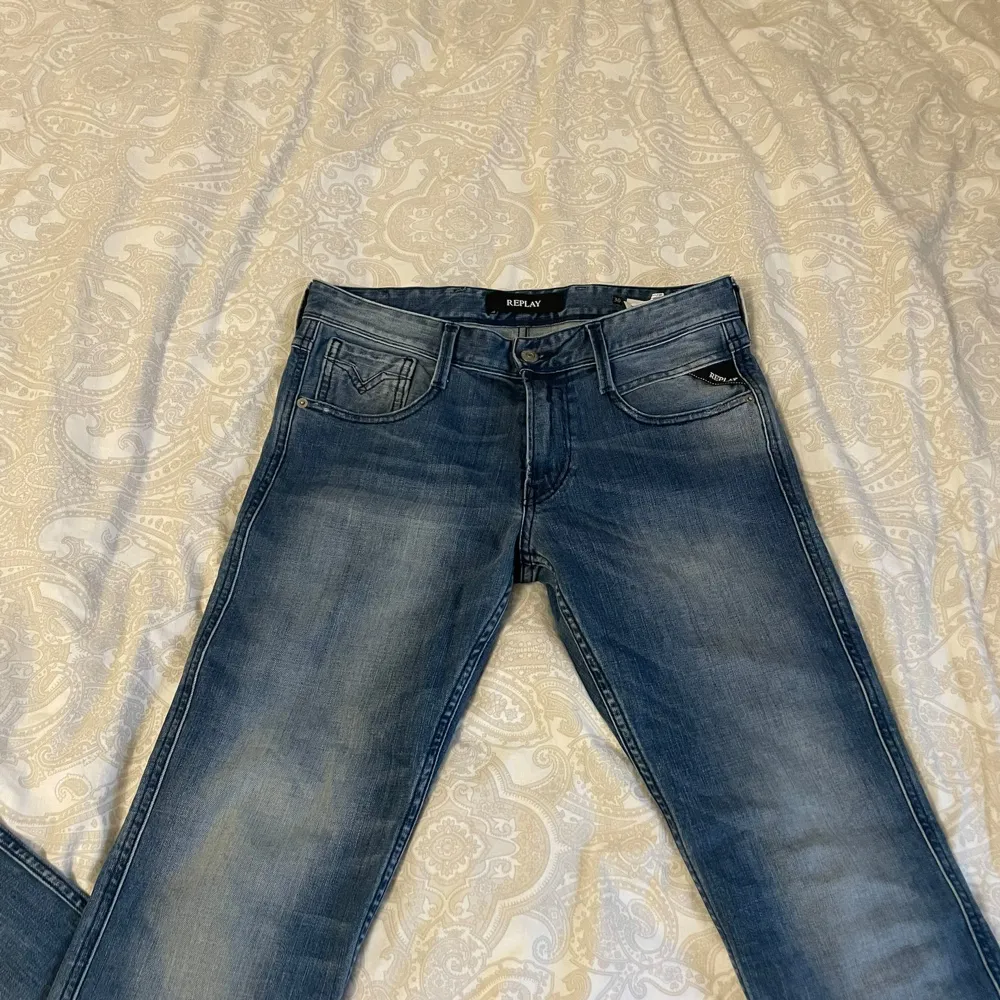 Säljers ett par snygga blå jeans från Replay i bra Jättesnygga tycker alla!!! Helt nya passar inte köparen säljer för billigt pris. Kmr inte hitta bättre. Perfekta för både vardag och fest! 🕺. Jeans & Byxor.