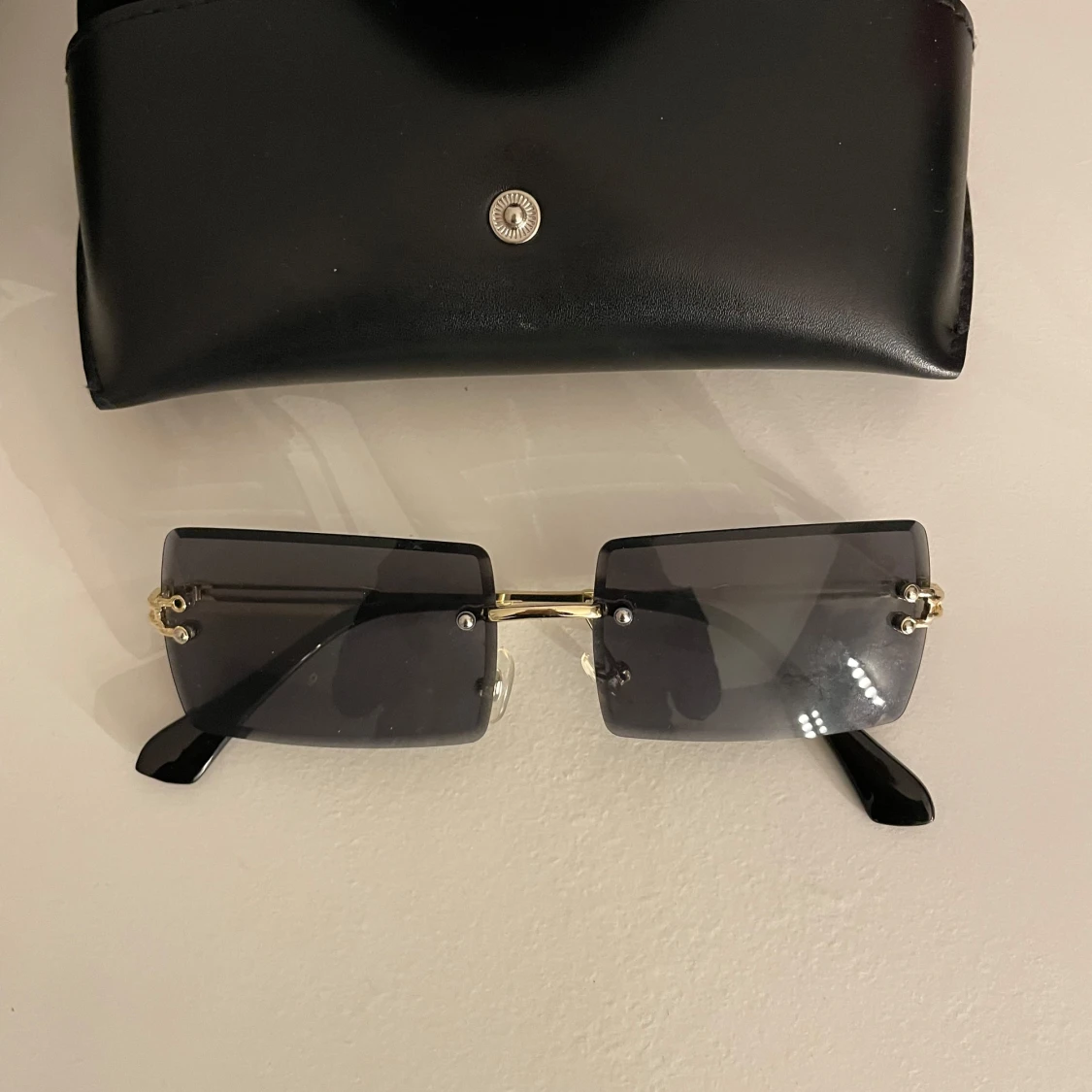 Svarta rektangulära solglasögon med gulddetaljer - 91