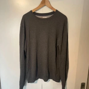 Grå tröja med kashmir blend - Säljer en stilren grå tröja från Esprit i mycket bra skick. Den är perfekt för både höst och vinter med sin mjuka och bekväma passform. Tröjan har långa ärmar och en klassisk rund halsringning. Perfekt för en avslappnad men ändå snygg look! Dessutom är tröjan av en kashmir blend 👍