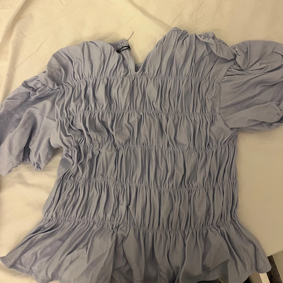 Ljusblå blus med puffärmar - 90