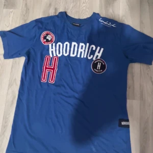 Blå t-shirt från Hoodrich - Säljer en fet blå  hoodrich tröja storlek Xs stor i storleken så passar storlek S. fraktar exakt efter köp Berors på tid 🔥