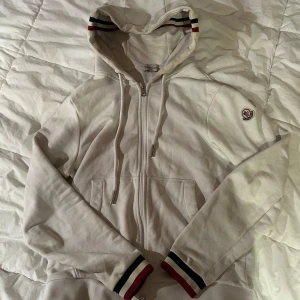 Vit huvtröja från Moncler - Säljer en  vit huvtröja från Moncler i bra skick. Storlek S kan mötas och fraktas👍
