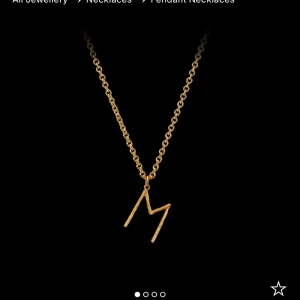 Guldhalsband med bokstavshänge -  Intresse koll på mitt Maria Nilsdotter halsband köpte guld. Är i helt nytt skick och inga defekter💗💗Priset kan diskuteras 💗