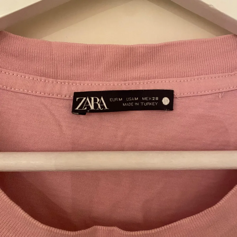 En söt mini-t-shirt från Zara i rosa! Den är i storlek M men passar bäst som S. Varan är använd men utan defekter💕. T-shirts.