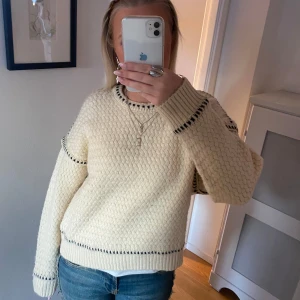 Stickad tröja - Så fin med svarta detaljer😊🙌🏼 från zara 