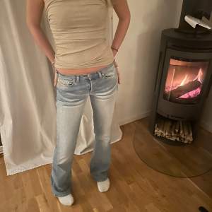 Säljer ett par ljusblå bootcut jeans i bra skick. De är lågmidjade och har en klassisk femficksdesign. Perfekta för en avslappnad stil och passar bra till både vardag och fest. Sköna och snygga.