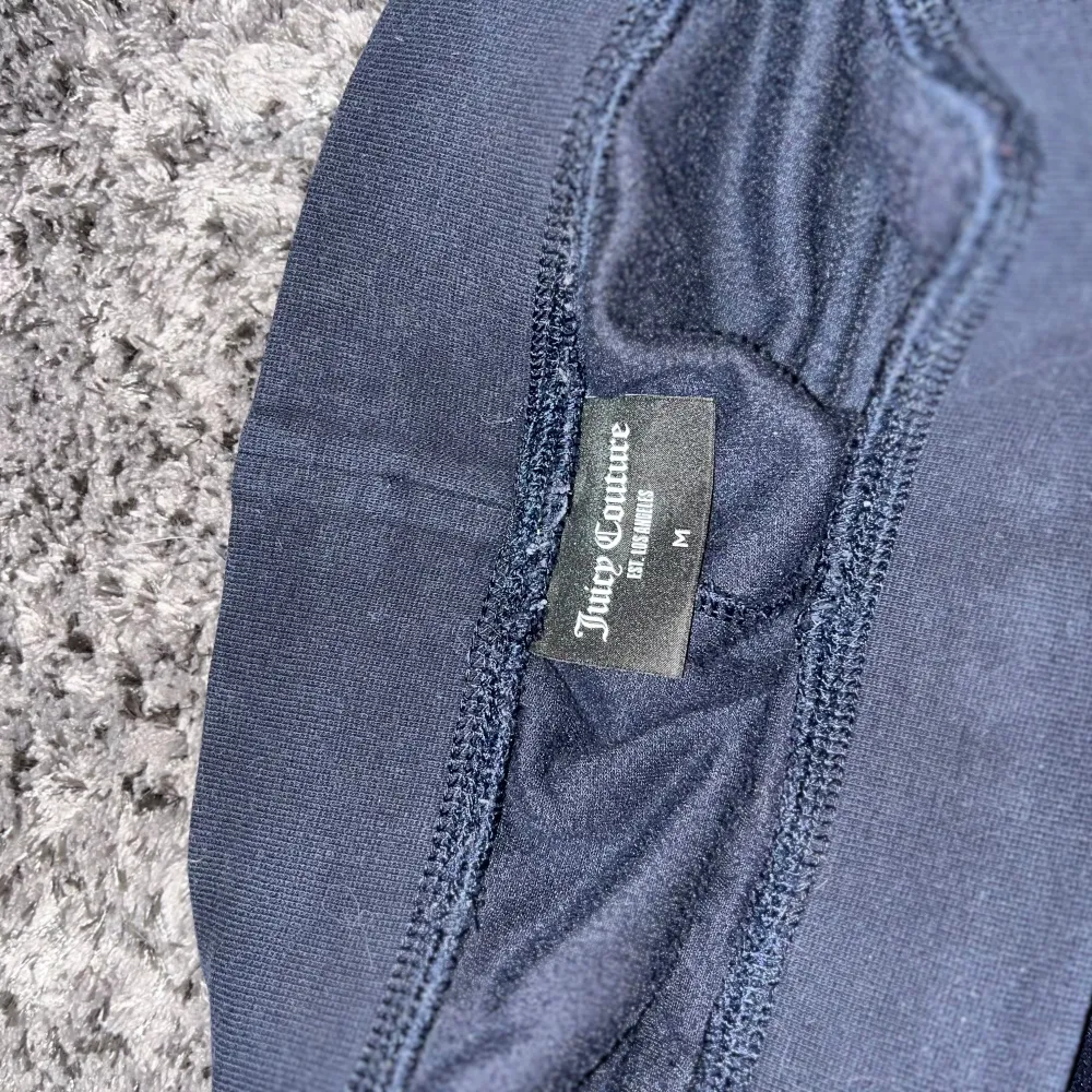 Säljer ett par marinblå mjukisbyxor från Juicy Couture i storlek M. Byxorna har en loose passform och de är har ett mjukt material som känns lyxigt mot huden. Säljer då jag inte använder dom.. Jeans & Byxor.