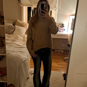 Beige stickad tröja  - En fin beige stickad tröja. Perfekt för höst och vinter ☃️☃️ Bra skick, men använd. Väldigt mysig💕💕