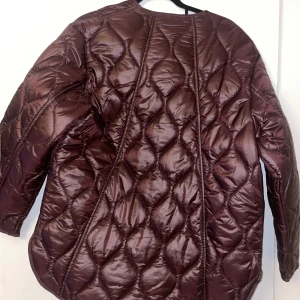 Vinröd jacka - Jättefin vinröd jacka med orange insida från Mango! Använts fåtal gånger. Storlek xs men passar allt från xs-m