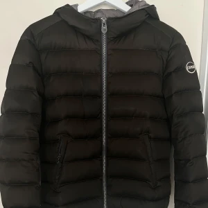 Colmar Jacka - Är öppen för byte mot någon annan colmar jacka! Denna är i storlek 46 vilket motsvarar 36 i svensk storlek, den passar bra till mig som är en S/XS. Jackan är svart eller lite bronzed. Öppen för byte mot en annan färg!❤️