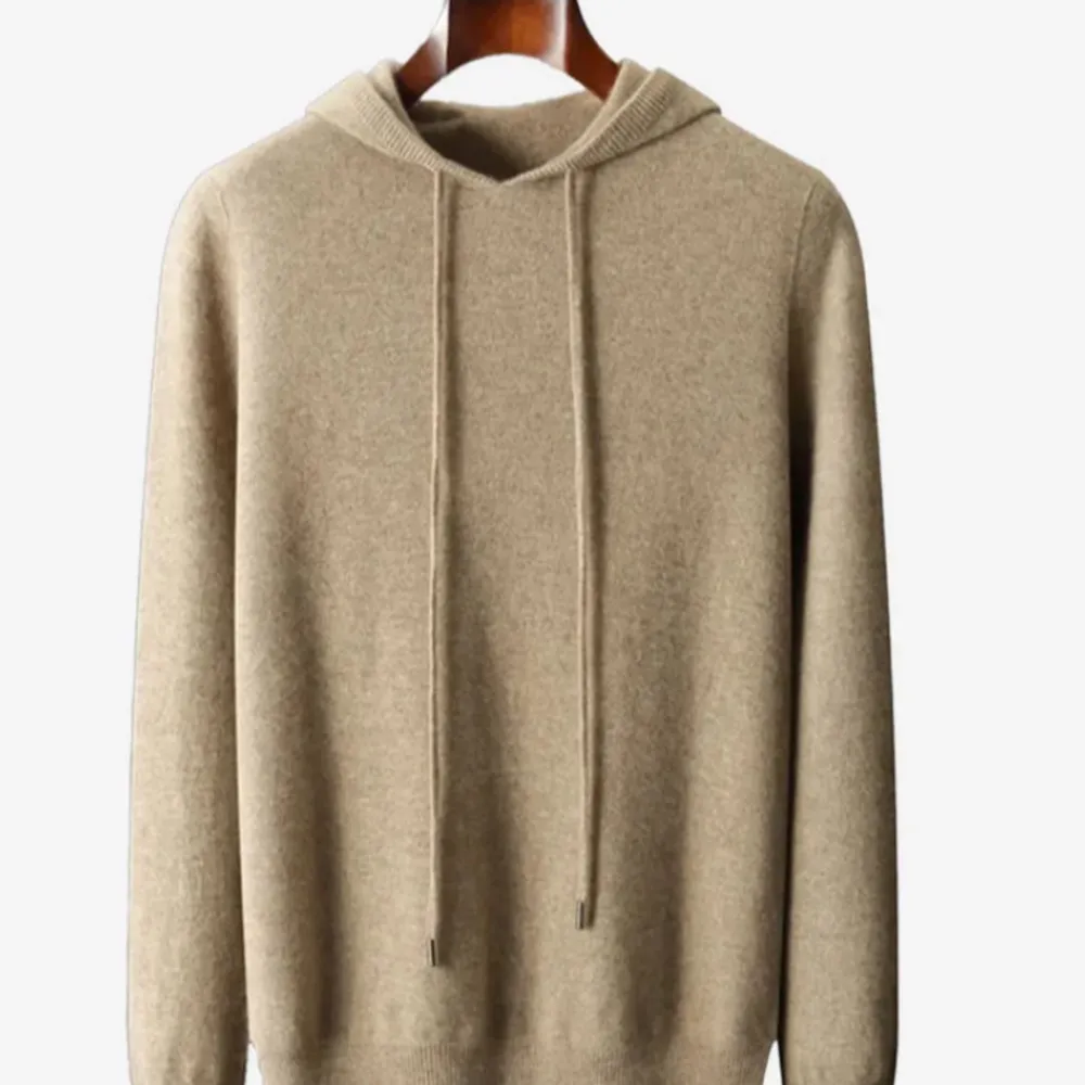 Säljer en supermjuk och stilren beige hoodie i merinoull. Perfekt för kyliga dagar med sin varma och sköna känsla. Den har en klassisk passform med långa ärmar och en praktisk huva med dragsko. Enkelt att matcha med det mesta i garderoben! Har inte använt den en ändå gång. När den kom var den lite för liten så den har bara hängt i min garderob! Skriv vid frågor! . Tröjor & Koftor.