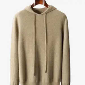 Säljer en supermjuk och stilren beige hoodie i merinoull. Perfekt för kyliga dagar med sin varma och sköna känsla. Den har en klassisk passform med långa ärmar och en praktisk huva med dragsko. Enkelt att matcha med det mesta i garderoben! Har inte använt den en ändå gång. När den kom var den lite för liten så den har bara hängt i min garderob! Skriv vid frågor! 