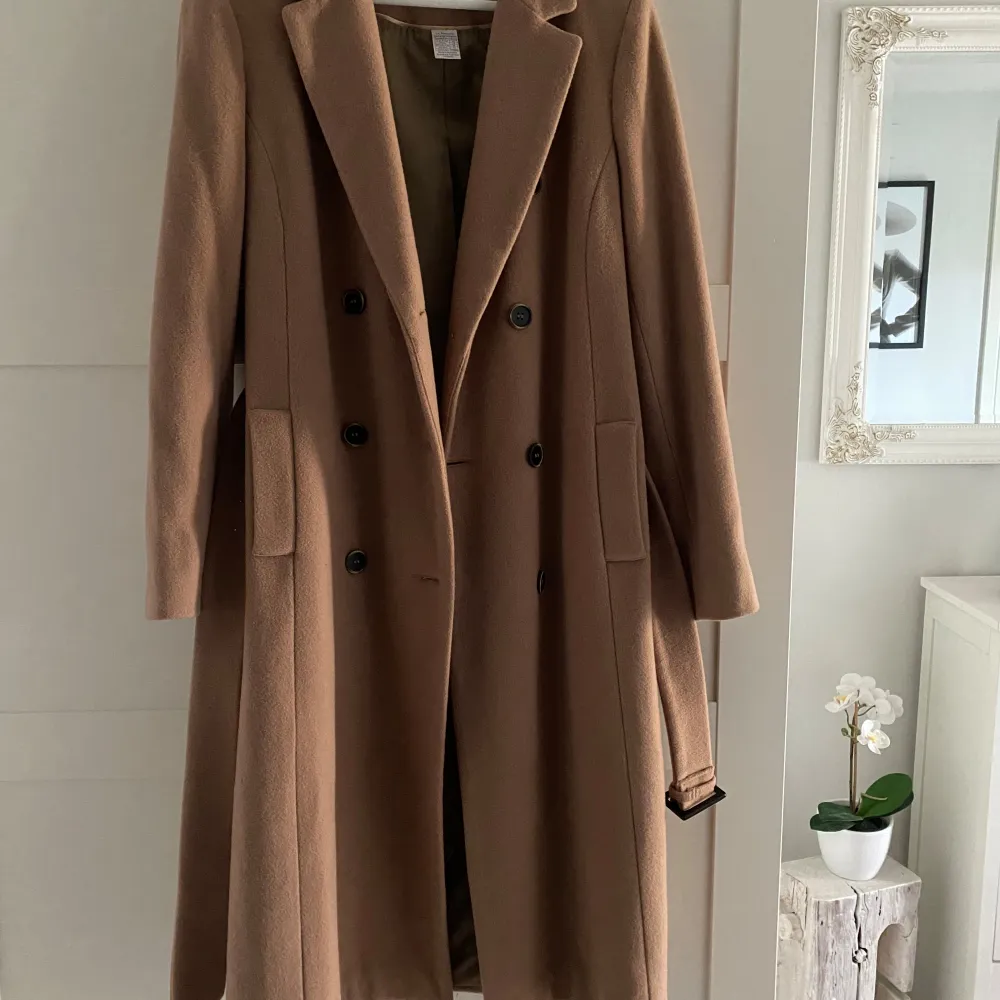 Elegant och varm trenchcoat från Laura Clement. Tjockt material så passar vintern också. Storlek 40 men liten i storlek, så den passar en 36/38. Aldrig använd, helt nyskick. Jackor.