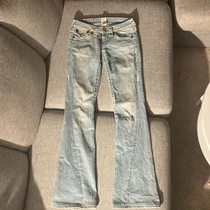 True religion jeans💕💗 - Ett par low waist bootcut/flared jeans från true religion i modellen joey, de är i bra skick och har hål på knäna! Köpta på Vinted men använder inte, har några små gula fläckar vid ena knäet men märks inte💓 midja: 35cm rakt över.              Innerbenslängd: 81cm!💕inget bud under 950kr!