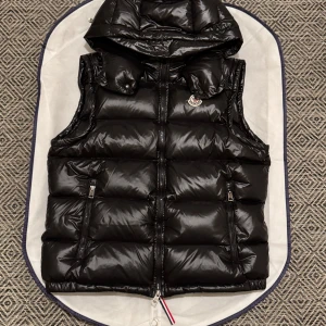 Moncler Väst - Svart Moncler väst i storlek M, NFC scan funkar och västen är knappt använd.