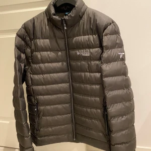 Columbia Jacka - Säljer en jacka från Columbia i bra skick. Jackan är quiltad och har en dragkedja framtill. Perfekt för kalla höst, vår och delvis vinterdagar.  Columbia-loggan syns på bröstet och ärmen. Sitter som en storlek L/XL. 