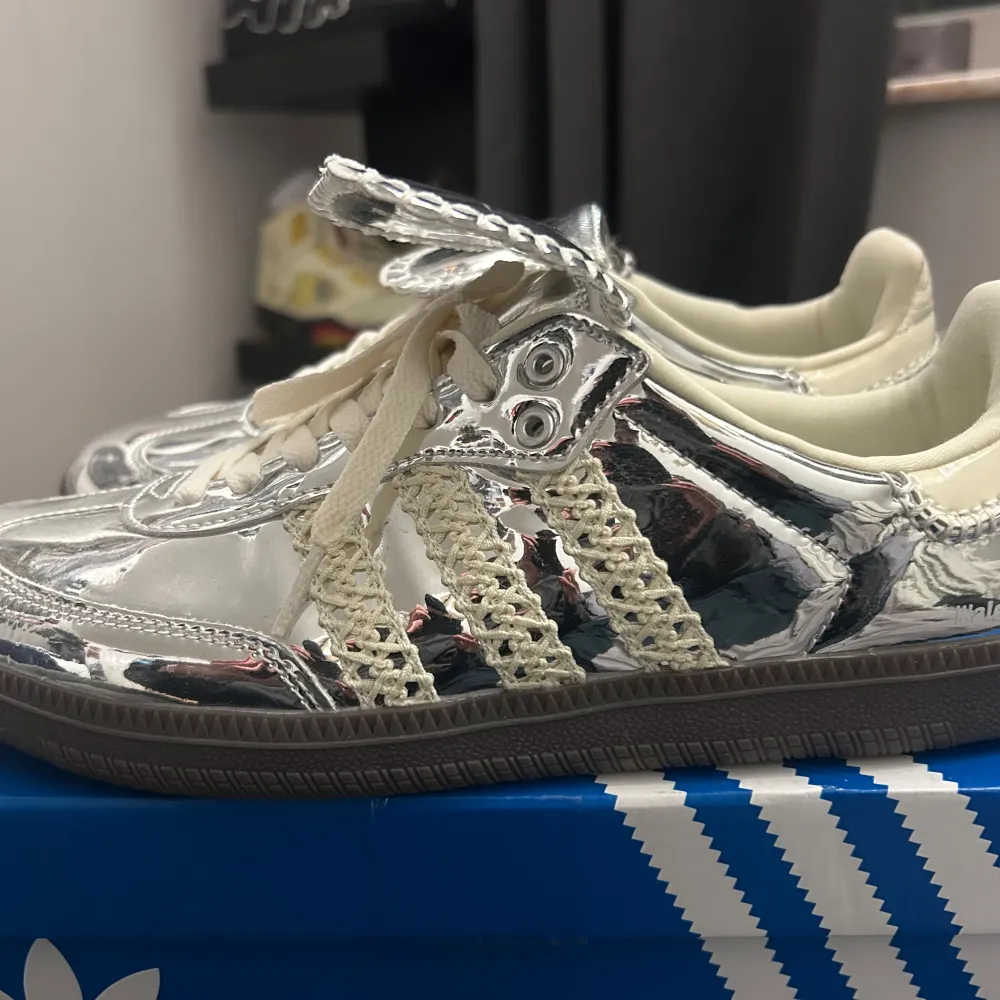 Säljer dessa helt nya bara testade sambas med collab från wales Bonner, har kvitto så de är äkta från goat, kommer med replacement box tyvärr men har tags kvar, stock x går för runt 7-10000kr. Skor.