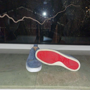 Christian Louboutin skor - Säljer ett par snygga blåa Louboutins! De är skitsnygga till skolan eller att ha på fester🥳 De är bara använda i 2 månader men det finns lite slitage på ena skosnöret och så finns det lite scuffmarks som du ser på tredje bilden. Skorna är något slitna på sulan men inget man riktigt märker när man har på sig de. Medföljer dustbag✅och box✅De har den ikoniska röda sulan som alla strävar efter!! OBS Det är endast intressekol så Köp inte!!! Kom med förslag på pris
