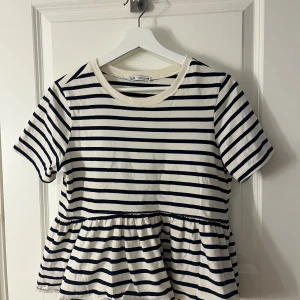 Zara T-shirt  - En T-shirt från zara i bra skick!💞
