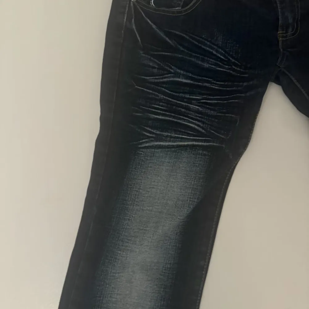 Super snygga lågmidjade ”y2k” jeans med coola broderade detaljer på bakfickorna.  Knappt använda!. Jeans & Byxor.