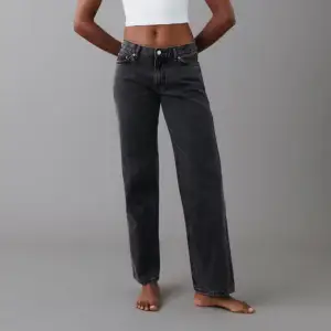 ”Low straight petite jeans” köptes från GinaTricot för 500kr, används knappt. Inga defekter alls.