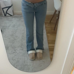 Blå jeans med bootcut - Säljer mina lågmidjade jeans från Gina i storlek 38/M då dom är för stora för mig💕 Nyskick använda ca 4ggr och inga defekter. Skicka gärna meddelande innan ni trycker på köp nu🥰