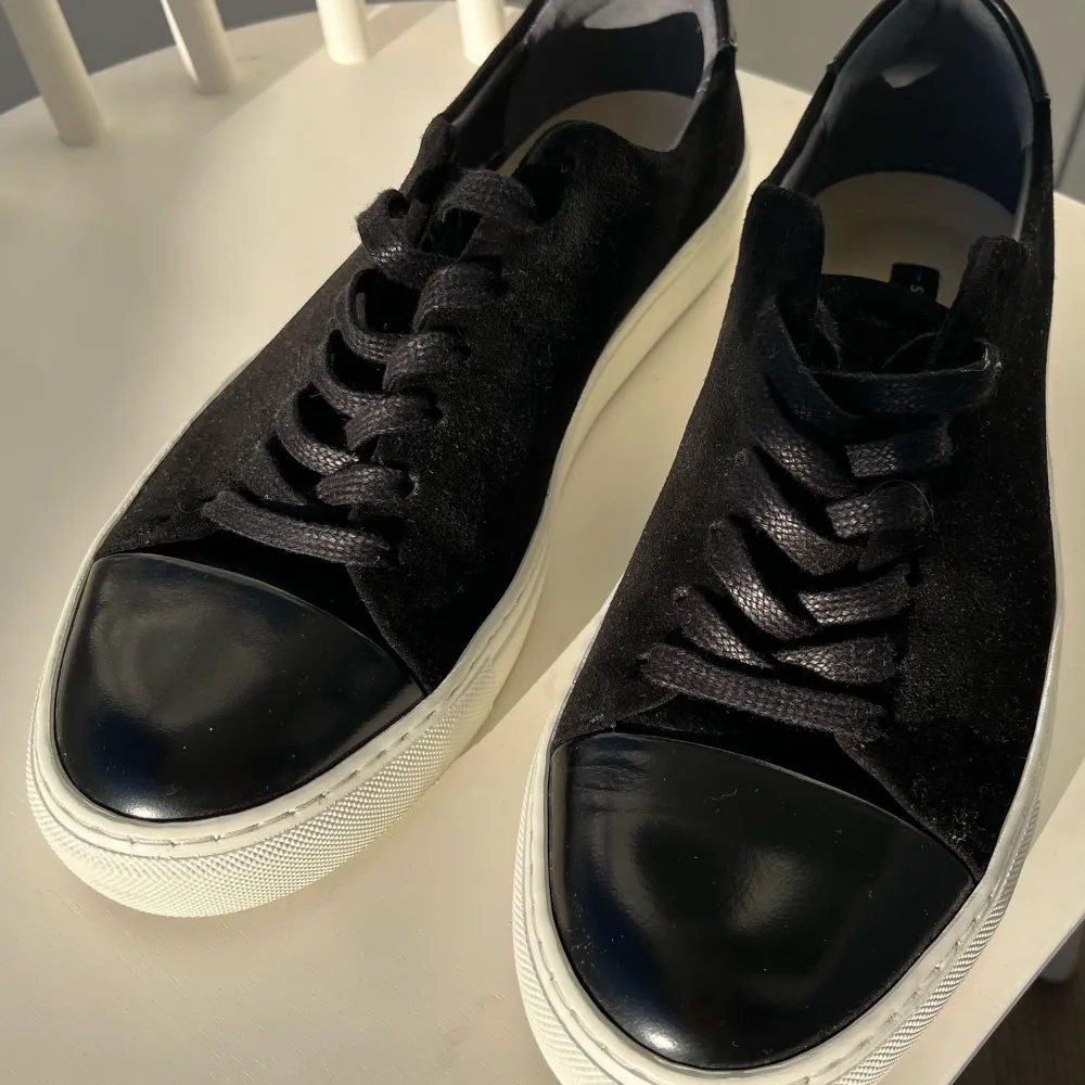 SNEAKY STEVE Lescape Suede Shiny Sneakers  Sneakers i nyskick i storlek 42. Skorna har endast använts två gånger och säljs pga fel storlek.  Pris 900kr Nypris ca 1600kr. Skor.