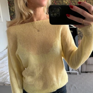 Gul offshoulder tröja från Zara - Säljer en superfin gul offshoulder tröja från Zara. Så himla fin och knappt använd 💛