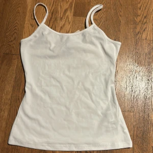 Vit linne - Den är inte använd och är tajt! Snälla ge prisförslag!!