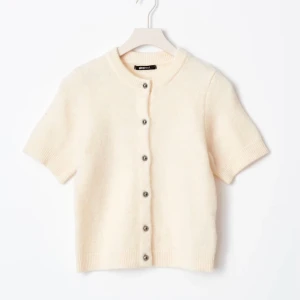 Beige kortärmad kofta från Gina Tricot - Säljer en superfin beige kofta från Gina. Den är kortärmad och har snygga knappar framtill. Perfekt för vår och sommar, och den är i mycket bra skick. Passar både till vardags och lite finare tillfällen. 🧡Storlek M, passar mig som är xs/s