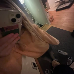 Orange stickad tröja  - Jätte fin i barnstorlek men passar xs. Den är lite nopprig o har några fläckar det är bara o skriva ifall man vill ha bild på fläckarna 🥰