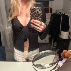 Svart knytblus - Säljer en snygg svart blus med knyt framtill. Den är lite nopprig på baksidan av ärmarna men verkligen inget man lägger märke till!!🫶🏼