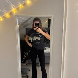 Svart t-shirt med tryck 'Dreamer Tour' - Säljer en svart t-shirt med coolt tryck från 'Dreamer Tour' i New York 1980.  Storlek XS.     Pris 50:-     Den är kortärmad och har en normal passform. Perfekt för en avslappnad stil eller konsertkvällar. 🖤