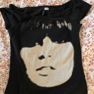 Svart topp med tryck - Jättesnygg topp med vit tryck!!💓💓