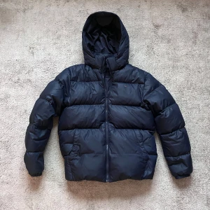 Tommy Hilfiger jacka - En snygg vinter jacka från Tommy Hilfiger. Storlek S. Rikitgt bra skick, inga defekter. Hör av dig vid frågor eller funderingar!