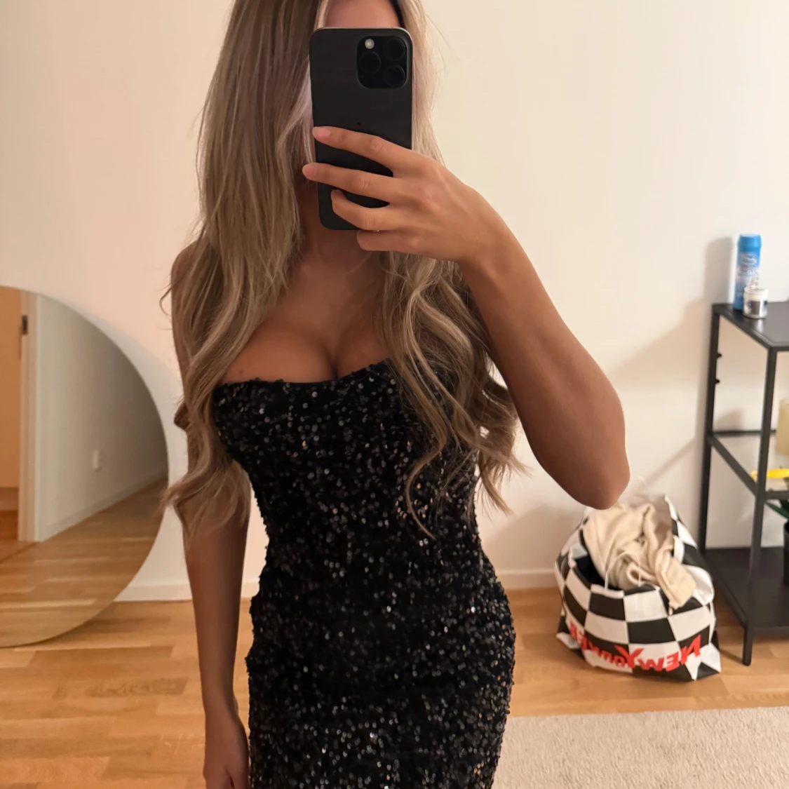Svart glittrig klänning - 90
