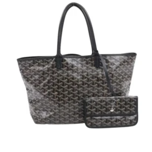 Skolväska - Säljer en snygg väska med matchande plånbok som sitter ihop. Väskan kan användas till mycket tex skolan då den har stort utrymme. Köpt i Grekland.