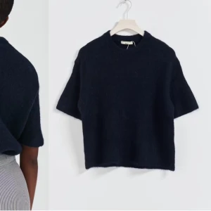 Mörkblå tröja från Totême - Säljer en stilren mörkblå tröja från Gina Tricot . Den har en enkel design med korta ärmar och en rak passform. Perfekt för både vardag och lite finare tillfällen. Helt slutsåld!!!💙💙
