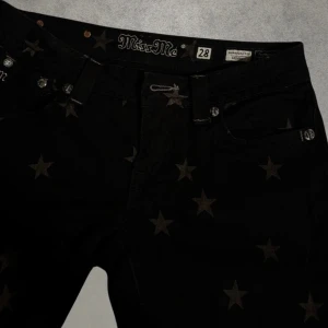 MissMe jeans! - Snygga svarta byxor från Miss Me med snyggt stjärnmönster. De har en klassisk femficksdesign och knappar med detaljer. 
